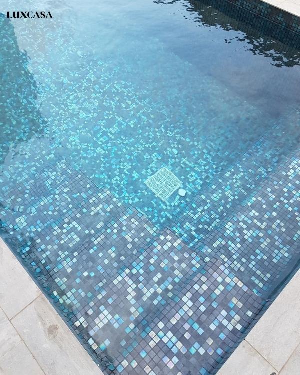 Gạch mosaic ốp lát bể bơi là một kiểu thiết kế đơn giản