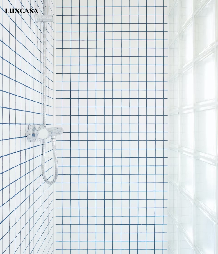 Mẫu gạch hình vuông màu trắng ốp buồng tắm đứng