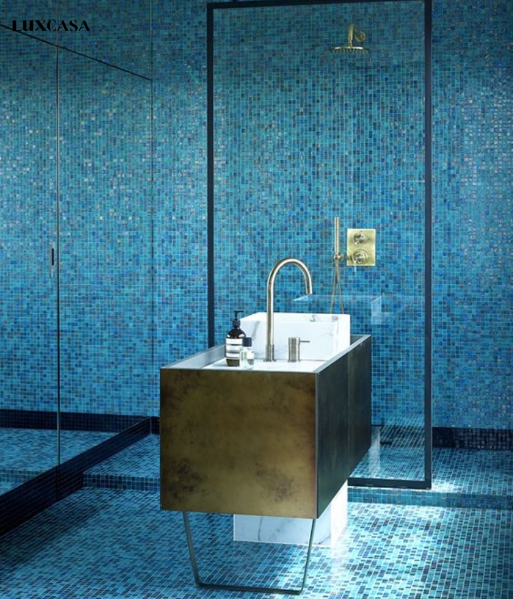 Gạch mosaic màu xanh dương có độ bền cao và dễ vệ sinh, là lựa chọn tuyệt vời để ốp tường nhà tắm và tránh các vết bẩn không mong muốn.