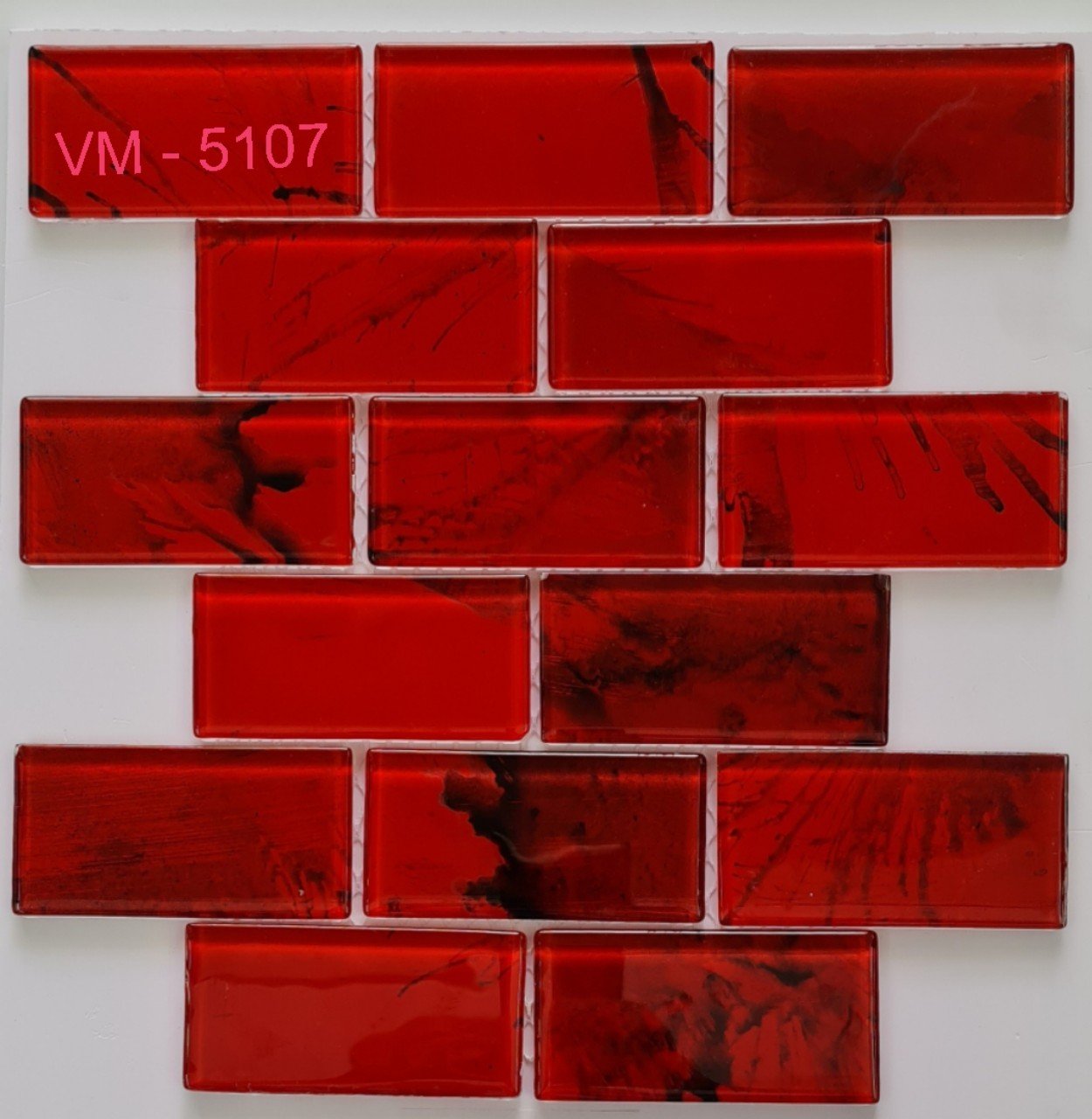 Mẫu gạch mosaic thủy tinh trang trí VM5107 kích thước 50x100x5mm 1 viên màu đỏ rực rỡ