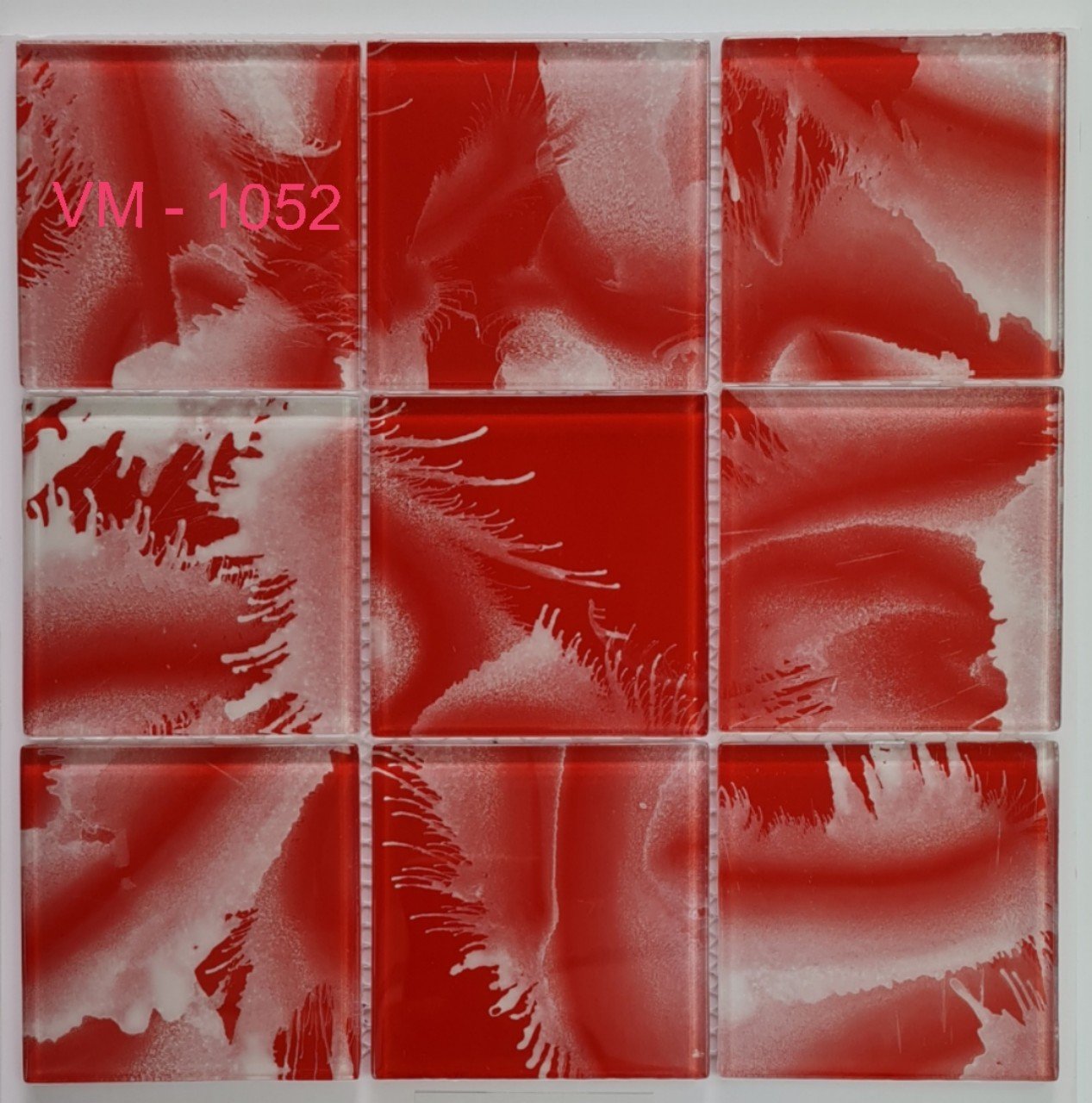 Mẫu gạch mosaic thủy tinh màu đỏ khác với từng viên gạch hình vuông mã là VM1052