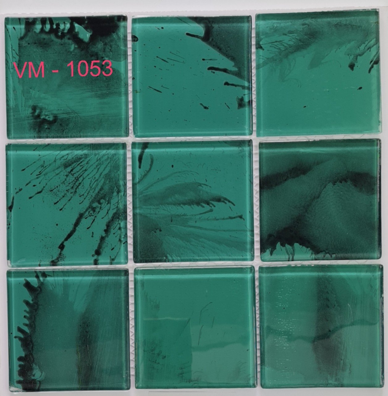 Bạn có thể chọn màu xanh đậm hơn cho căn phòng của mình bằng mẫu gạch VM1053