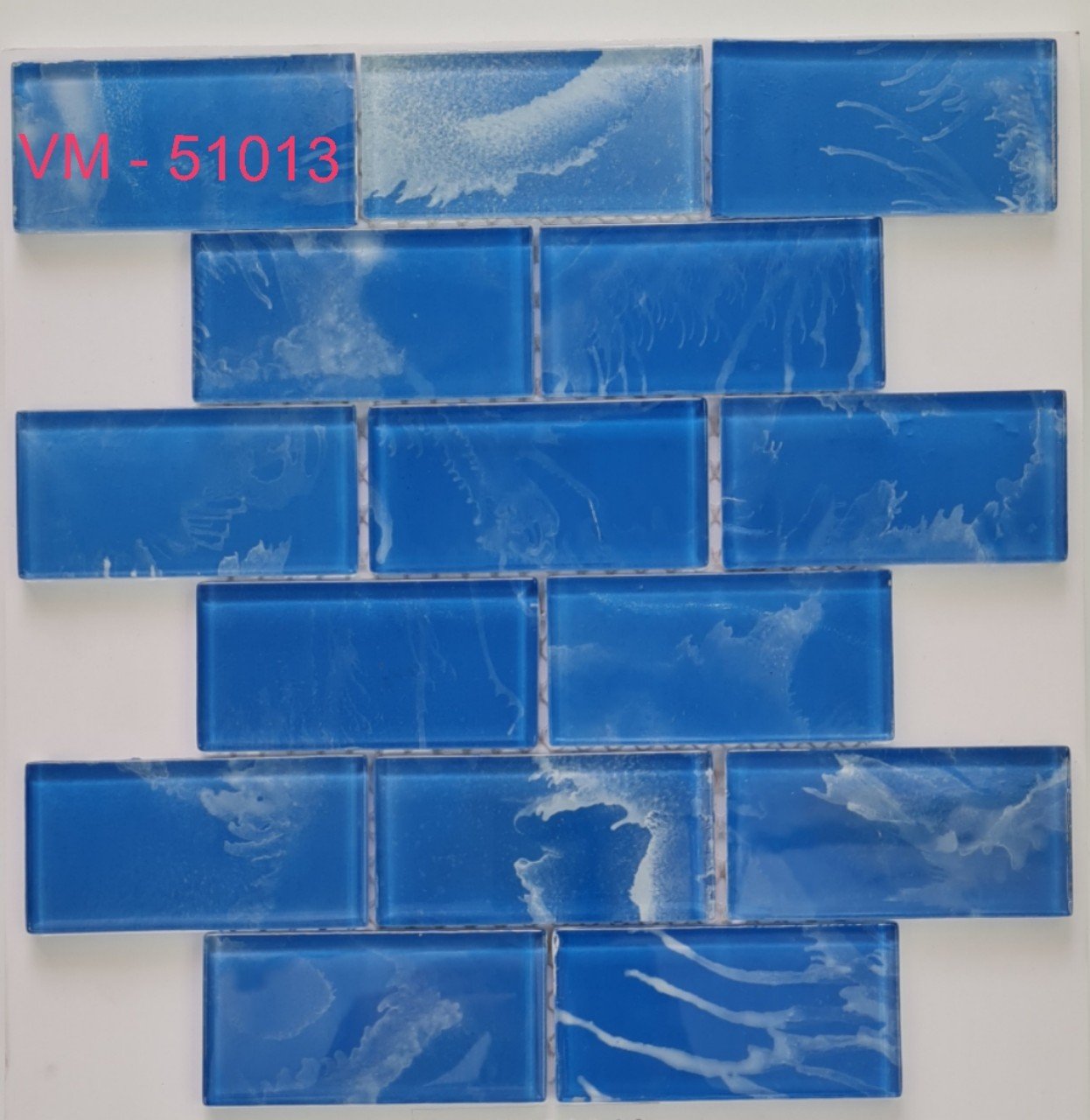 Mẫu gạch mã VM51013 xanh dương đậm được rất nhiều người ưa thích