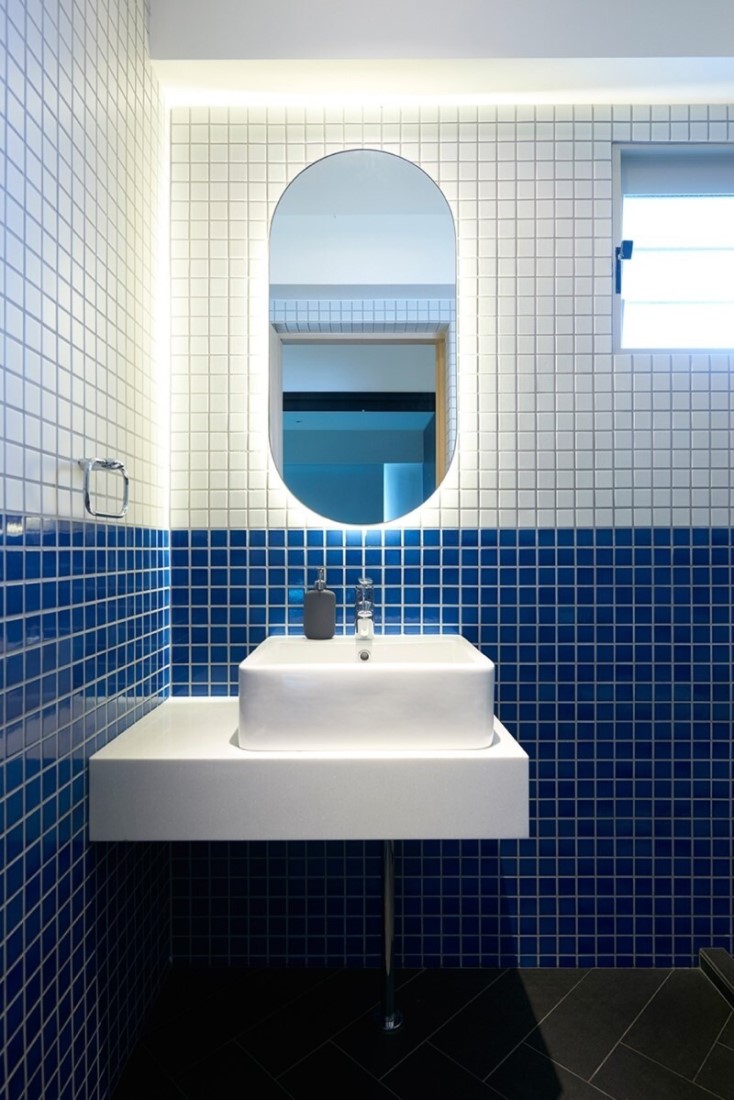 Mẫu gạch mosaic hình vuông xanh trắng phối với nhau trong nhà vệ sinh
