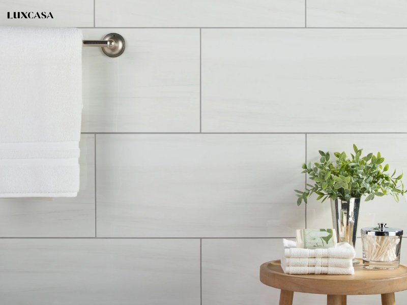 Thiết kế bề mặt đơn giản, không cầu kỳ là yếu tố để một mẫu gạch có vẻ đẹp không bao giờ lỗi mốt. Mẫu gạch 30x60 màu trắng này được rất nhiều người ưa thích gần đây