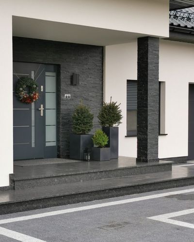 Gạch ốp chân tường ngoài trời màu đen nổi bật trong nền màu kem