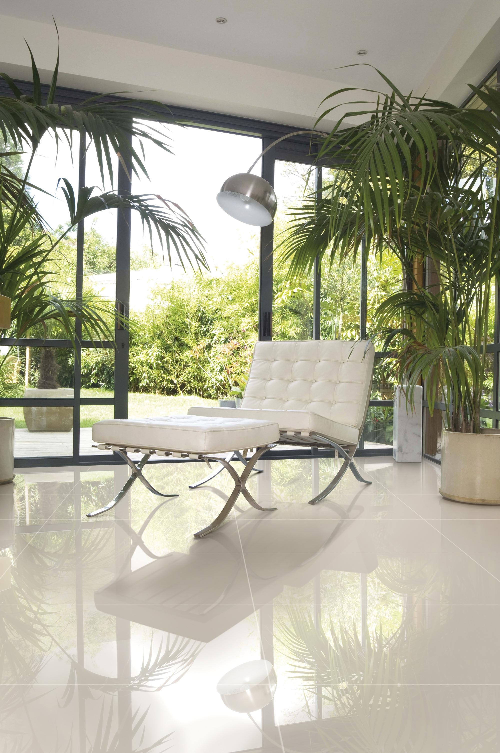 gạch trắng trơn lát sảnh phòng khách