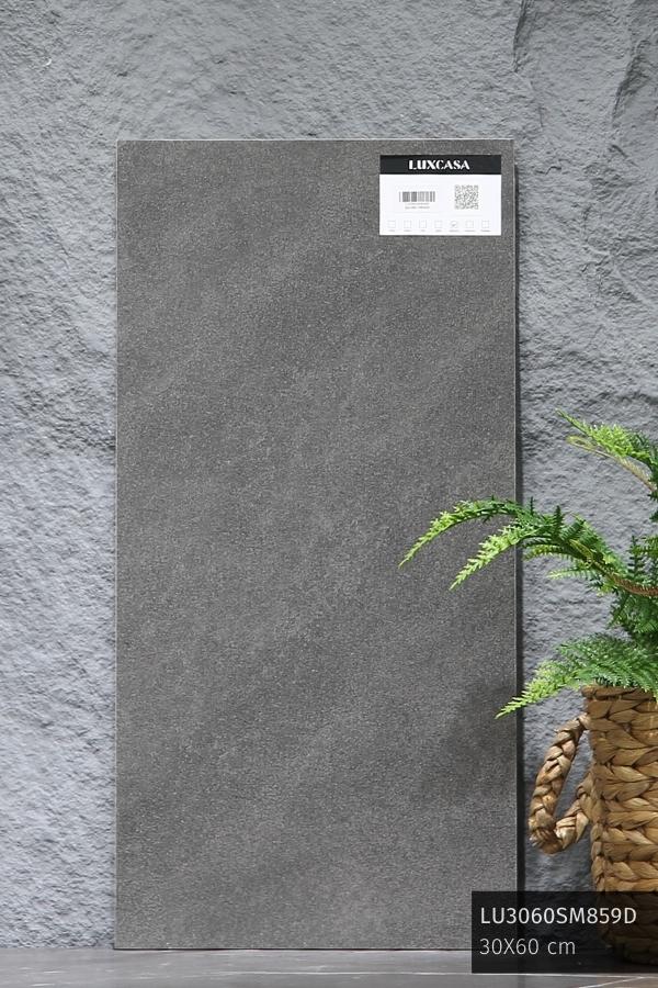Gạch màu xám LU3060SM859D có xương đá porcelain chắc chắn và độ chống trơn trượt cao, là lựa chọn lý tưởng cho không gian ngoại thất hay nhà tắm