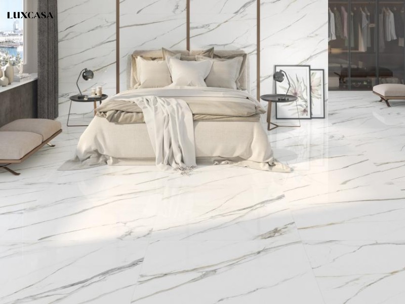Sử dụng gạch vân đá marble trắng vân mây cho cả nền và tường tạo nên sự đồng bộ đẹp mắt
