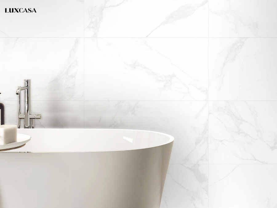 Gạch kích thước 30x60 màu trắng với nhiều mặt vân khác nhau tạo ra một không gian sang trọng như sử dụng đá tự nhiên