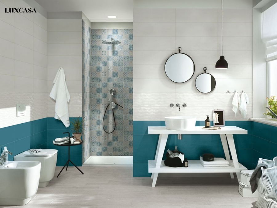 Sự kết hợp giữa gạch trắng và màu xanh dương trong phòng tắm tạo nên một không gian mới lạ