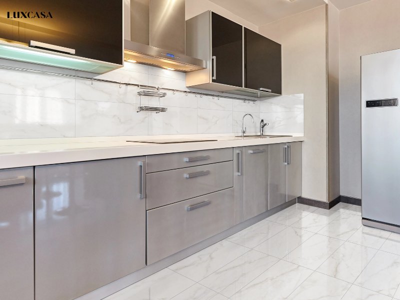 Gạch 30x60 màu trắng với vẻ bề ngoài giống đá mà độ bền còn hơn cả đá giúp nó vừa có thể lát nền và ốp tường, bảo trì lau chùi dễ dàng là một ưu điểm của mẫu gạch này