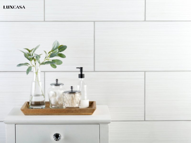 Gạch ốp tường bếp 30x60 màu trắng vân xọc cũng là một kiểu vân rất được các chủ đầu tư lựa chọn cho công trình của mình