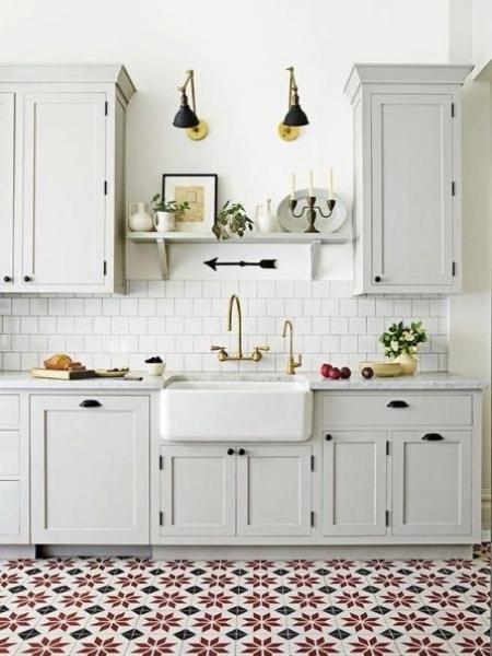 Mẫu gạch hình vuông màu trắng ốp bếp trên nền gạch bông tạo cảm giác nổi bật sàn bếp