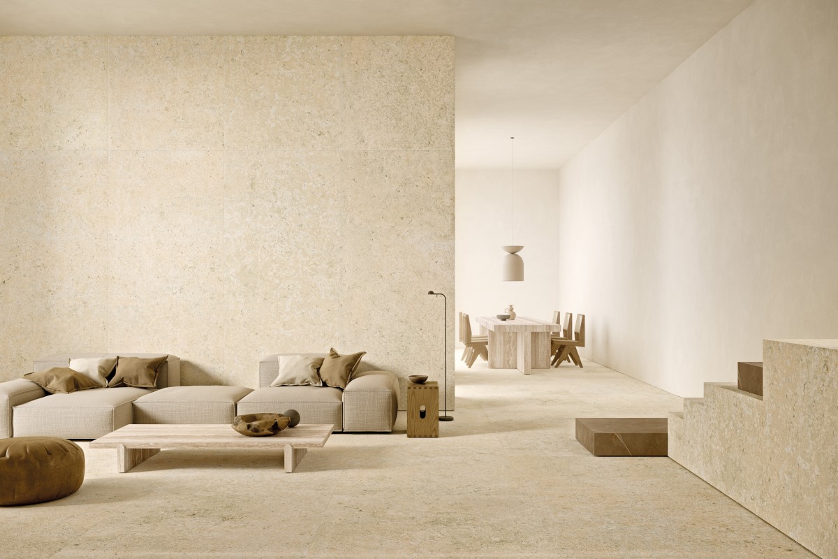 Với màu be trang nhã, gạch khổ lớn là lựa chọn hoàn hảo để ốp tường phòng khách tạo nên không gian rộng thoáng và đẳng cấp