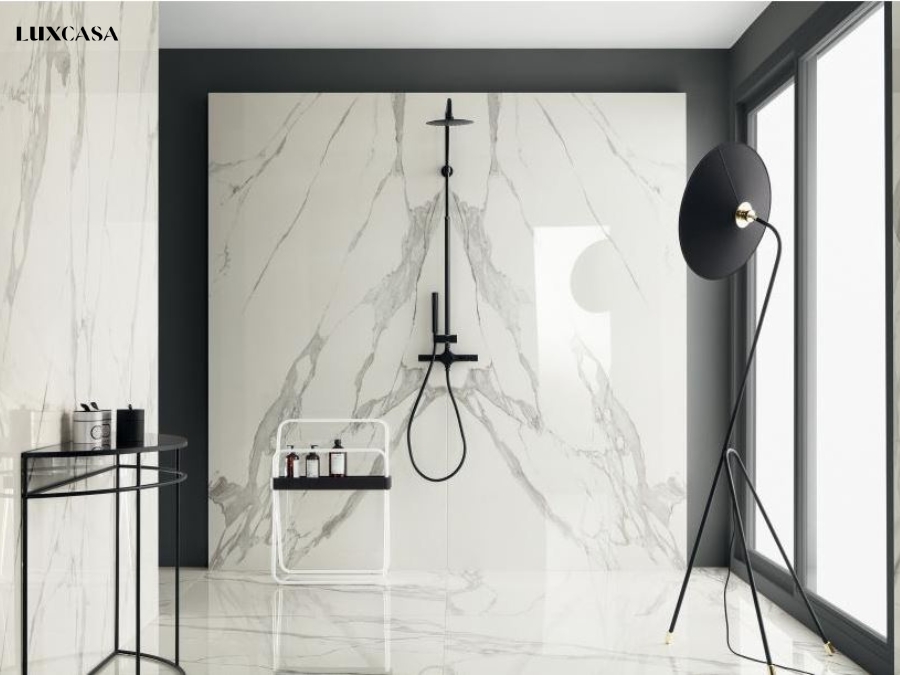 Mẫu gạch trắng vân mây ốp tường khổ lớn đem đến một cảm giác không gian rông và sang trọng hơn