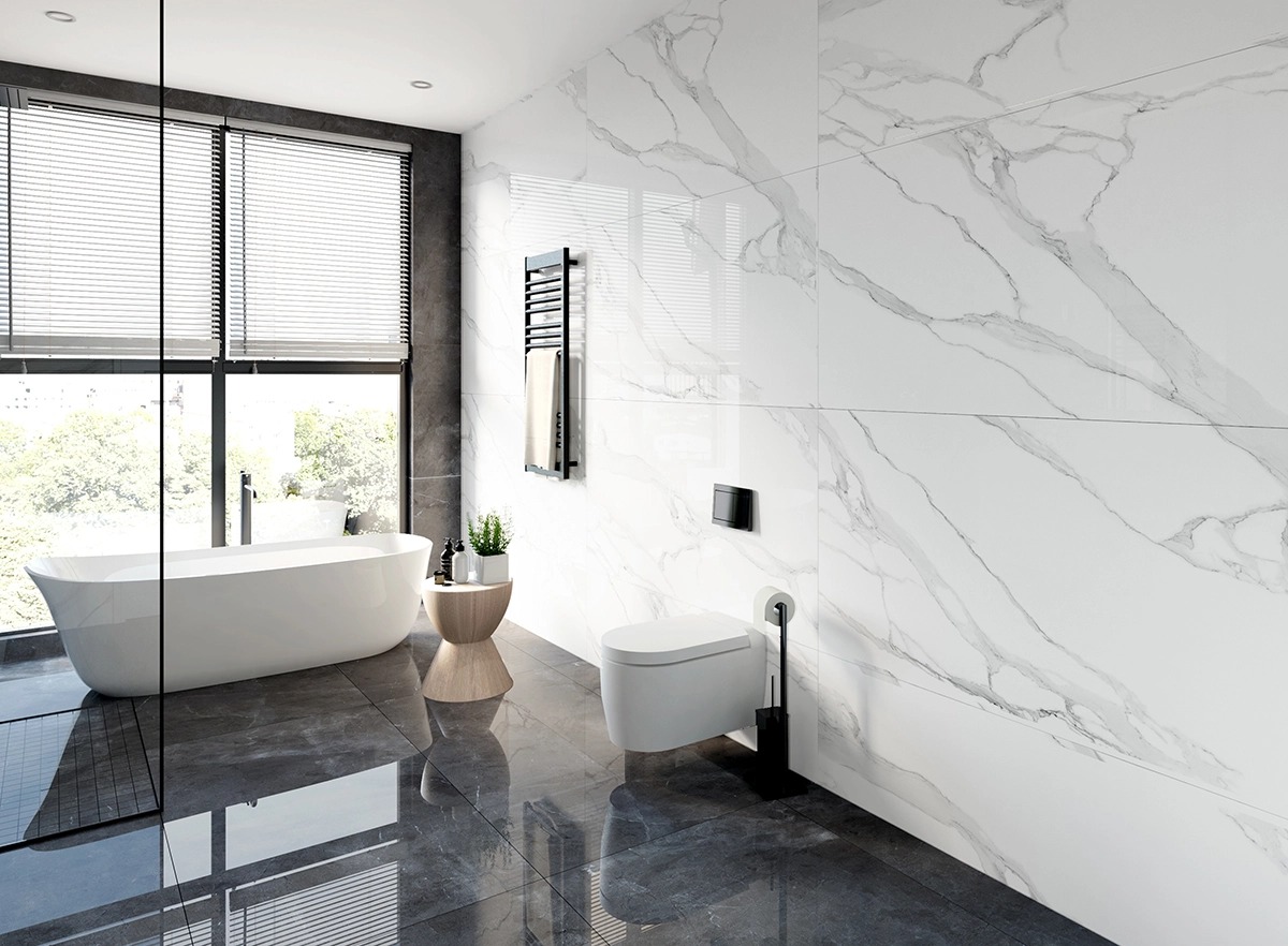 Gạch khổ lớn màu trắng ốp tường, nền đen là lựa chọn tuyệt vời cho phòng tắm master