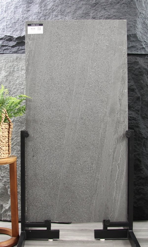 Mẫu gạch ốp lát màu xám vân đá tự nhiên tạo ra vẻ đẹp tinh tế và sang trọng cho không gian nội thất, phù hợp để ốp lát tường, sàn, lối đi trong nhà