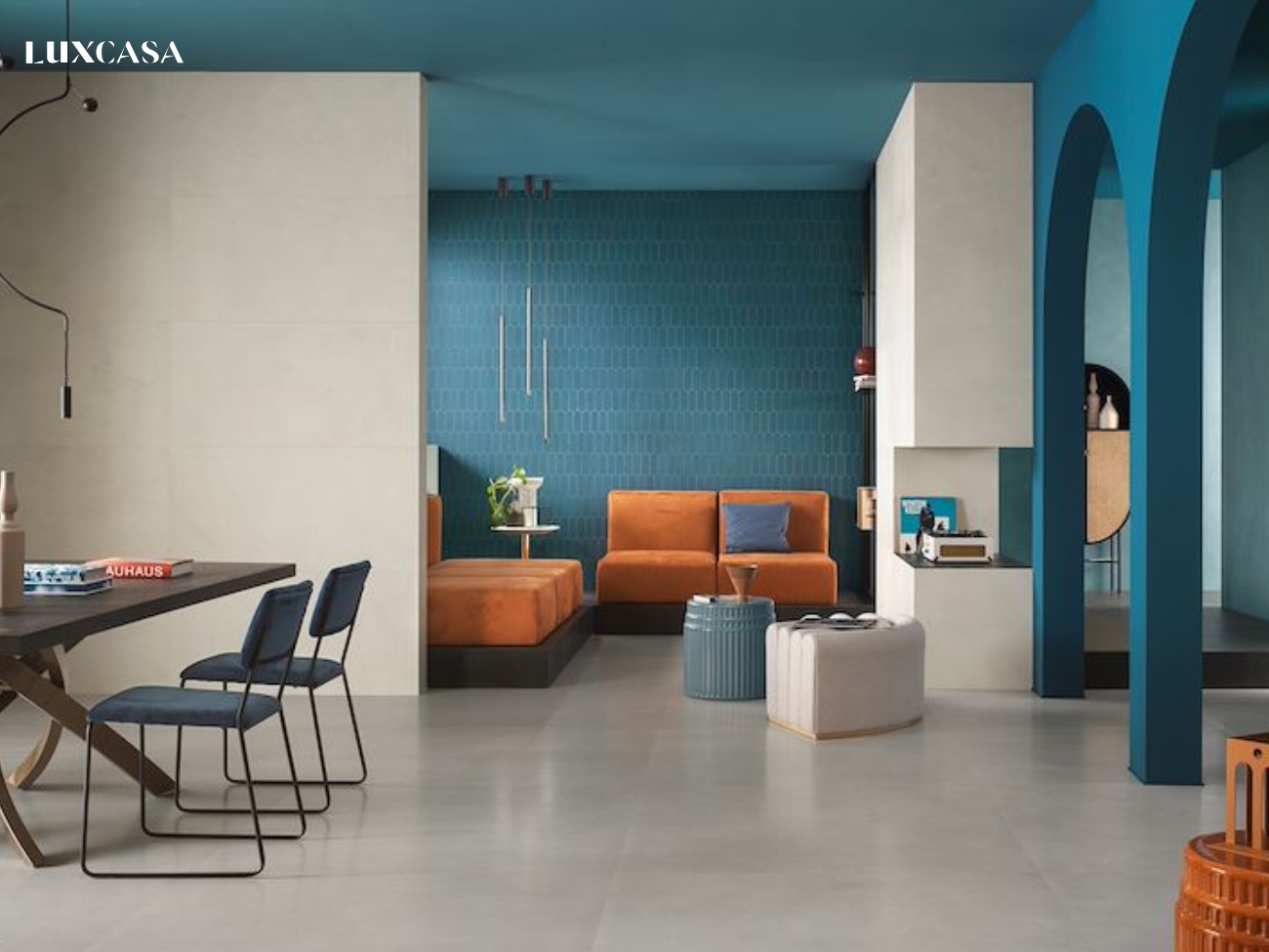 Gạch ốp tường màu xanh kết hợp với tông cam đem lại không gian sáng tạo