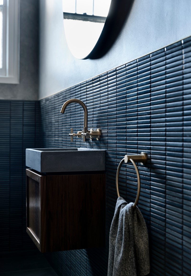 Gạch thẻ mosaic màu xanh dương với gam màu trẻ trung và năng động là sự lựa chọn thông minh để tạo điểm nhấn cho không gian phòng tắm, nhà vệ sinh