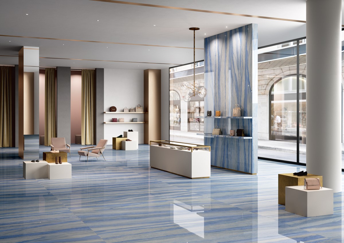 Những viên gạch khổ lớn màu xanh dương được ốp lát kỹ càng trong khu trung tâm thương mại, tạo nên một không gian ấn tượng và thu hút khách hàng