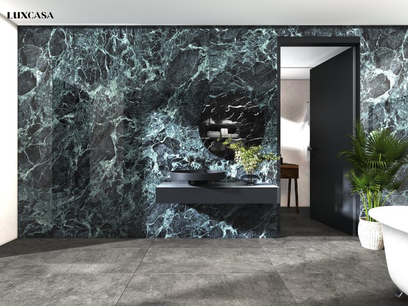 Mẫu gạch khổ lớn vân đá màu xanh ngọc này được sử dụng ốp tường nhà tắm lớn, nhà tắm master sang trọng và hiện đại, Các đường vân tự nhiên được nối với dày đặc với nhau tạo ra cảm giác như một bức tường đá tự nhiên.