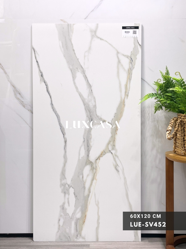 Mẫu gạch ốp lát phòng khách vân đá marble màu trắng cao cấp mã là LUE-SV452
