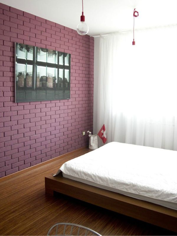 Kết hợp giữa gạch ốp tường dạng thẻ phòng ngủ  với nền dùng gạch vân gỗ cao cấp giúp không gian vừa ấm cúng vừa trẻ chung