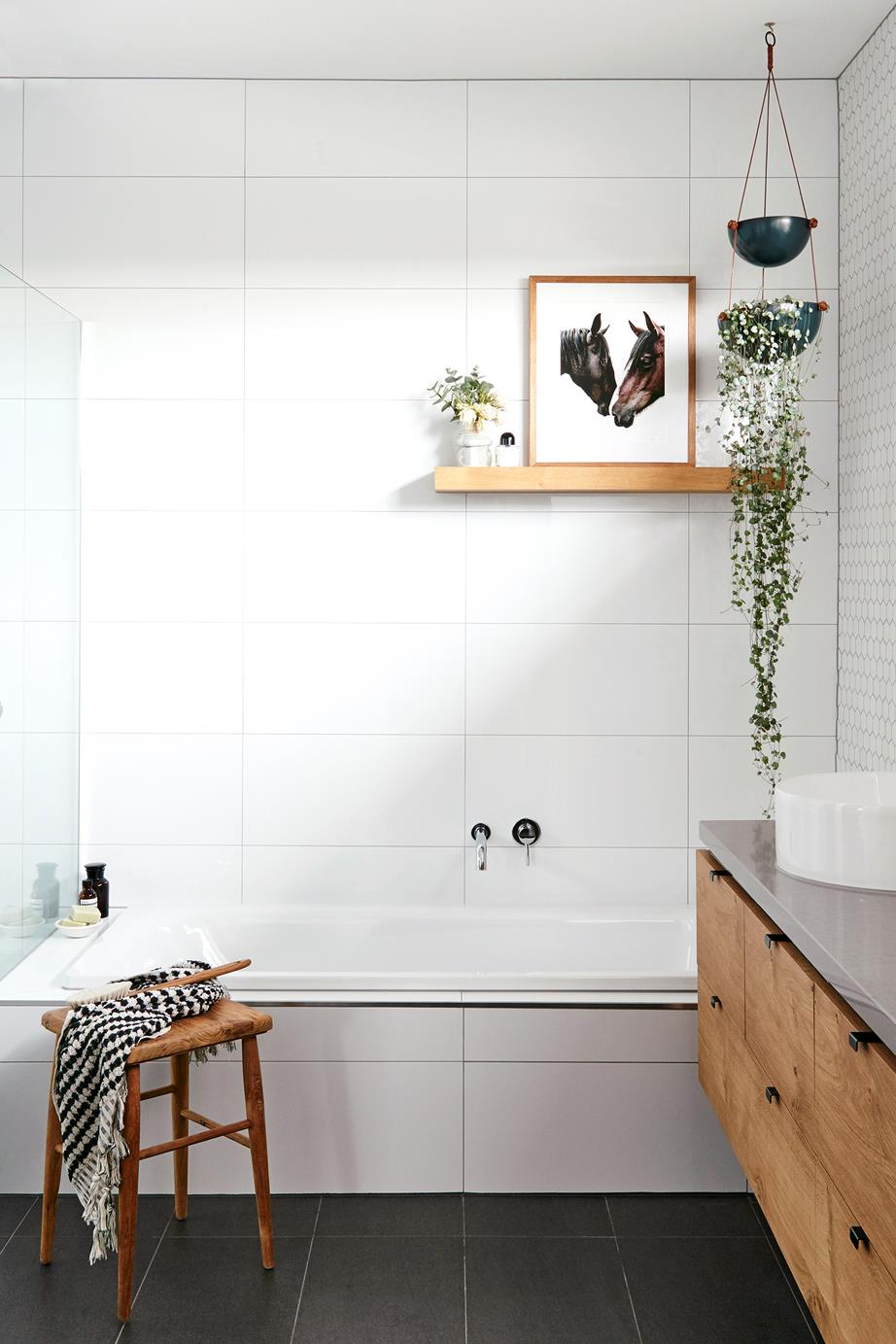 Gạch trắng trơn ốp tường kích thước 30x60 rất là phổ biến và được nhiều chủ nhà và thiết kế tin dùng