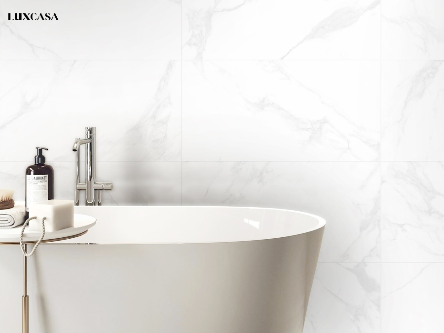 Mẫu gạch ốp tường 30x60 trắng vân mây cho nhà tắm sẽ làm nổi bật các đồ vật khác trong phòng