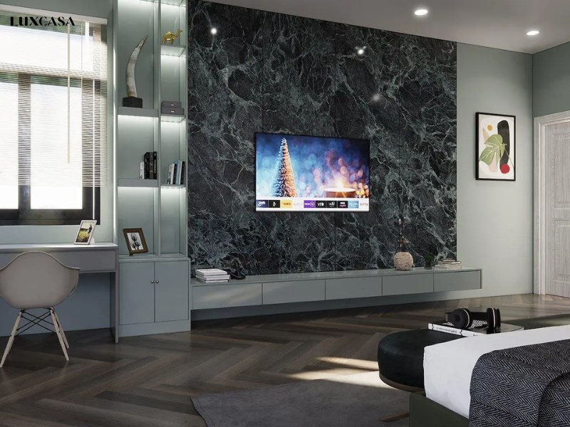 Ngoài ra mẫu gạch màu xanh với kích thước khổ lớn này còn được rất nhiều khách hàng lựa chọn ốp vách tivi, đây đang là kiểu ốp phổ biến để trang trí nơi sang trọng như phòng khách