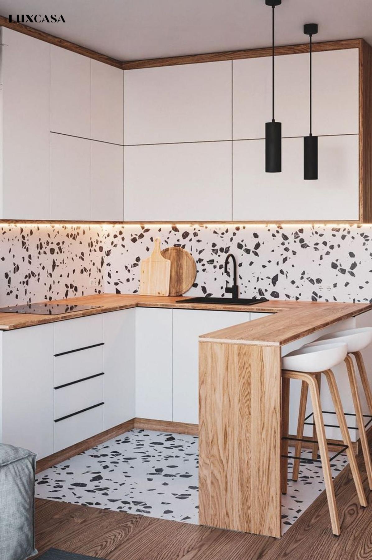 Một mẫu gạch terrazzo với các hạt đá lớn màu đen trên nền màu trắng