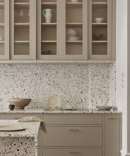 Sử dụng gam màu trung tính cho căn bếp tạo hiệu ứng nhẹ nhàng và trầm ấm