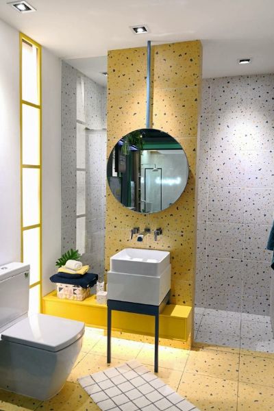 Kết hợp hai mẫu gạch terrazzo màu vàng trắng giả đá ốp tường và lát nền nhà vệ sinh