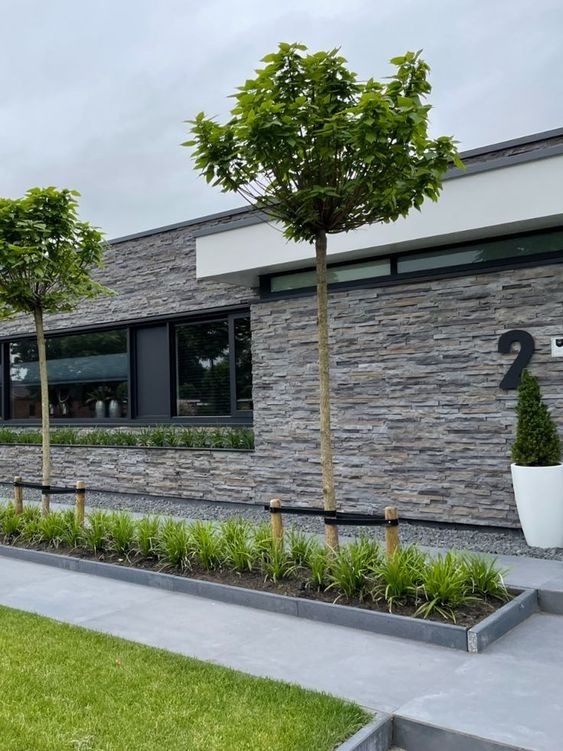 Ngoài công trình nhà ở, khách sạn, nhà hàng công trình thương mại cũng rất ưa chuộng ốp gạch thẻ ngoại thất