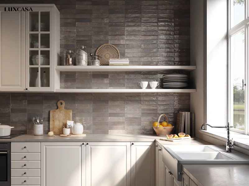 Mẫu gạch thẻ ốp bếp đơn giản nhưng cực kỳ hiệu quả khi bảo vệ bức tưởng bởi dầu mỡ, hỏi nước và vệ sinh đơn giản
