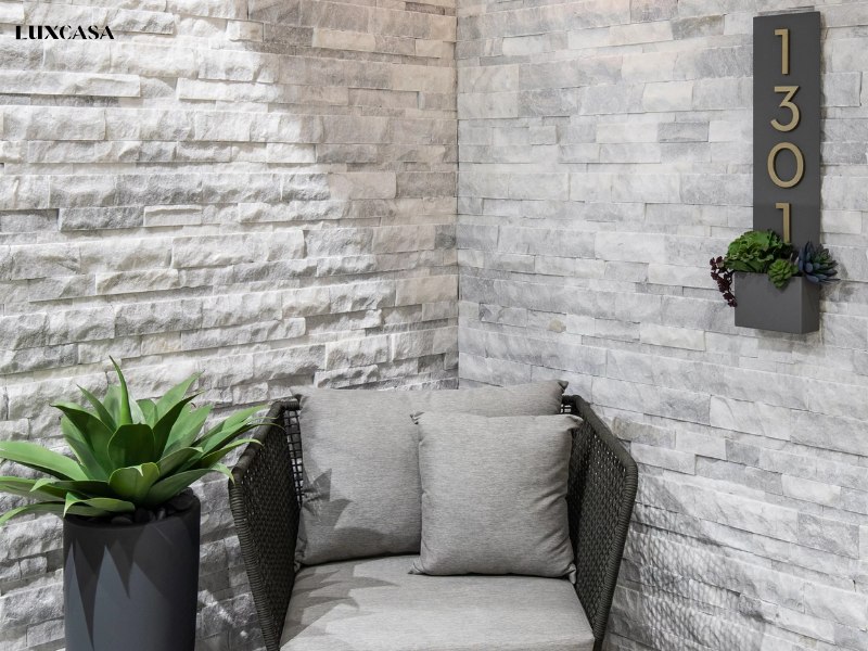 Tường phòng khách ốp gạch thẻ giả đá tạo nên một nét đẹp mới lạ, riêng biệt không lo bị đụng hàng