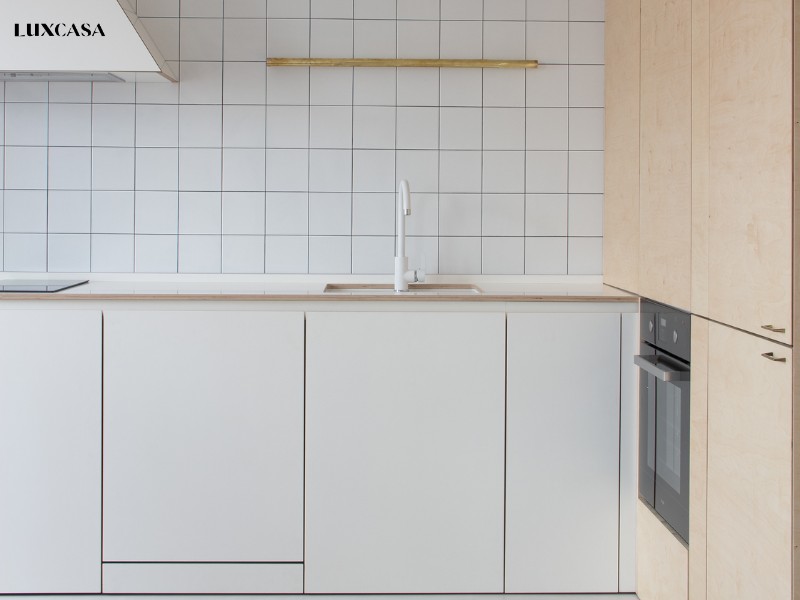 Còn đây là mẫu gạch thẻ hình vuông màu trắng ốp tường tạo nên một nét đẹp đơn giản, thanh lịch