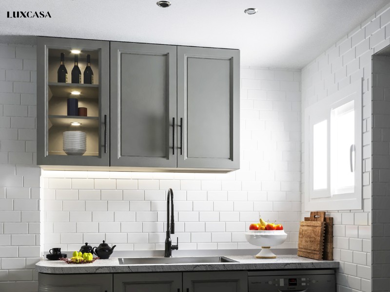 Ốp bếp từ gạch thẻ màu trắng làm sáng bừng không gian nhỏ hẹp, bạn có nhiều cách ốp gạch thẻ để có bức tường ưng ý