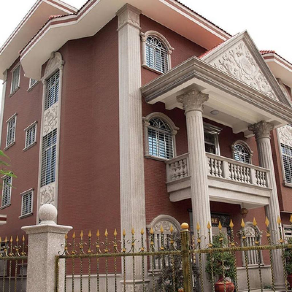 Gạch thẻ màu đỏ sẫm 60x240mm LU62022 ốp tường toàn bộ ngôi nhà thay cho sơn, giúp ngôi nhà trở nên cao cấp và thể hiện sự giàu có