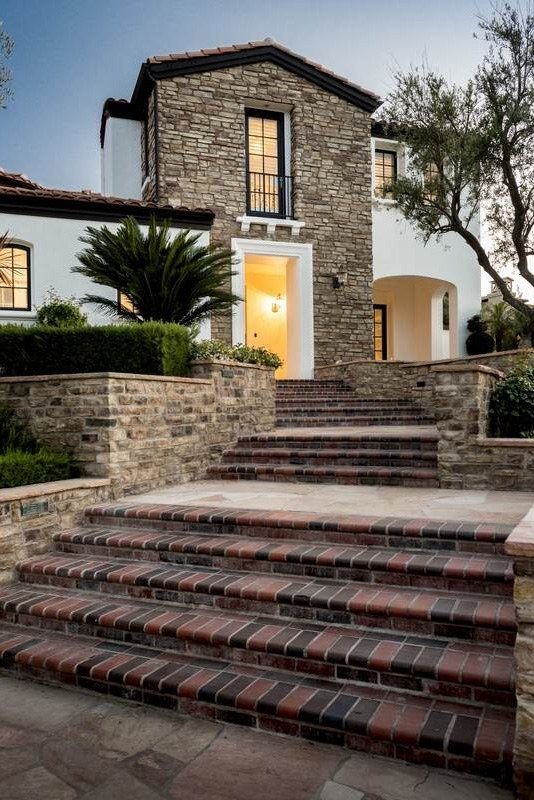 Gạch ốp ngoại thất nên chọn loại có chất lượng tốt để nó có thể giữ được vẻ đẹp một thời gian dài