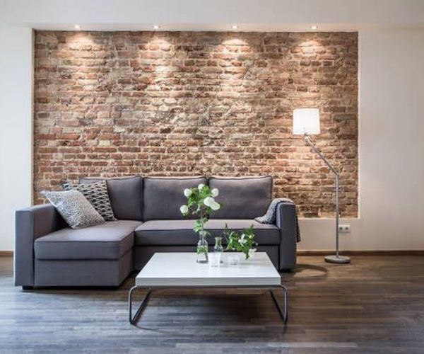 Thay thế những viên gạch ốp bình thường bằng gạch thẻ giả cổ cho phòng khách để thêm sự cổ kính