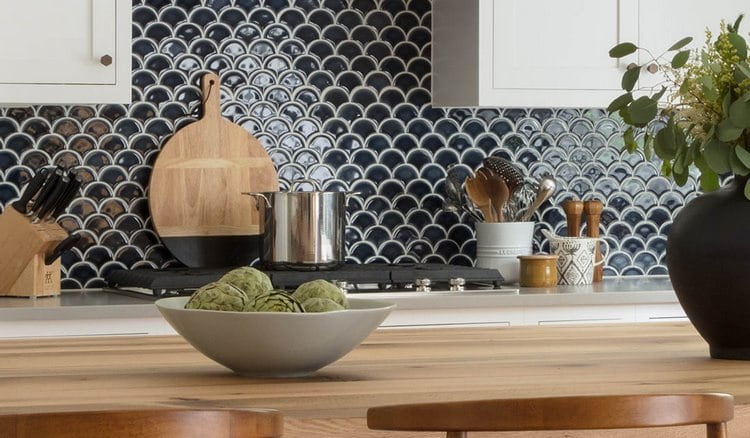 Gạch vảy cá xanh ốp bếp