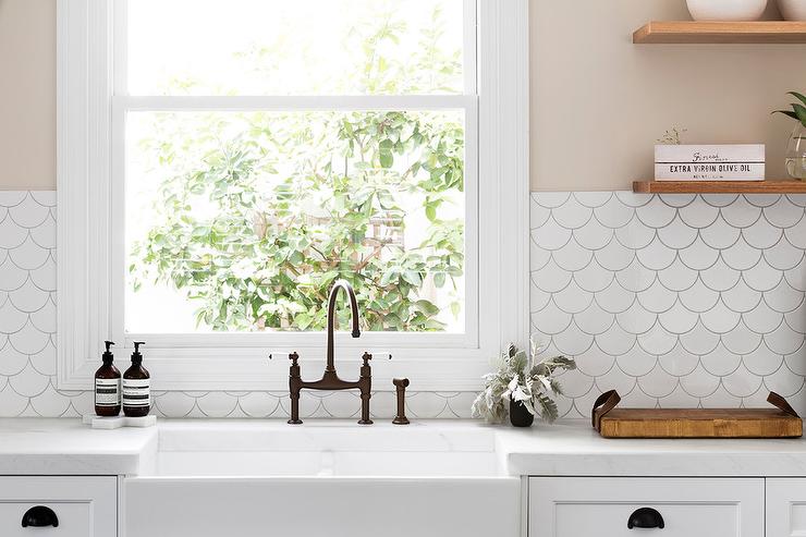 Gạch vảy cá trắng ốp bếp