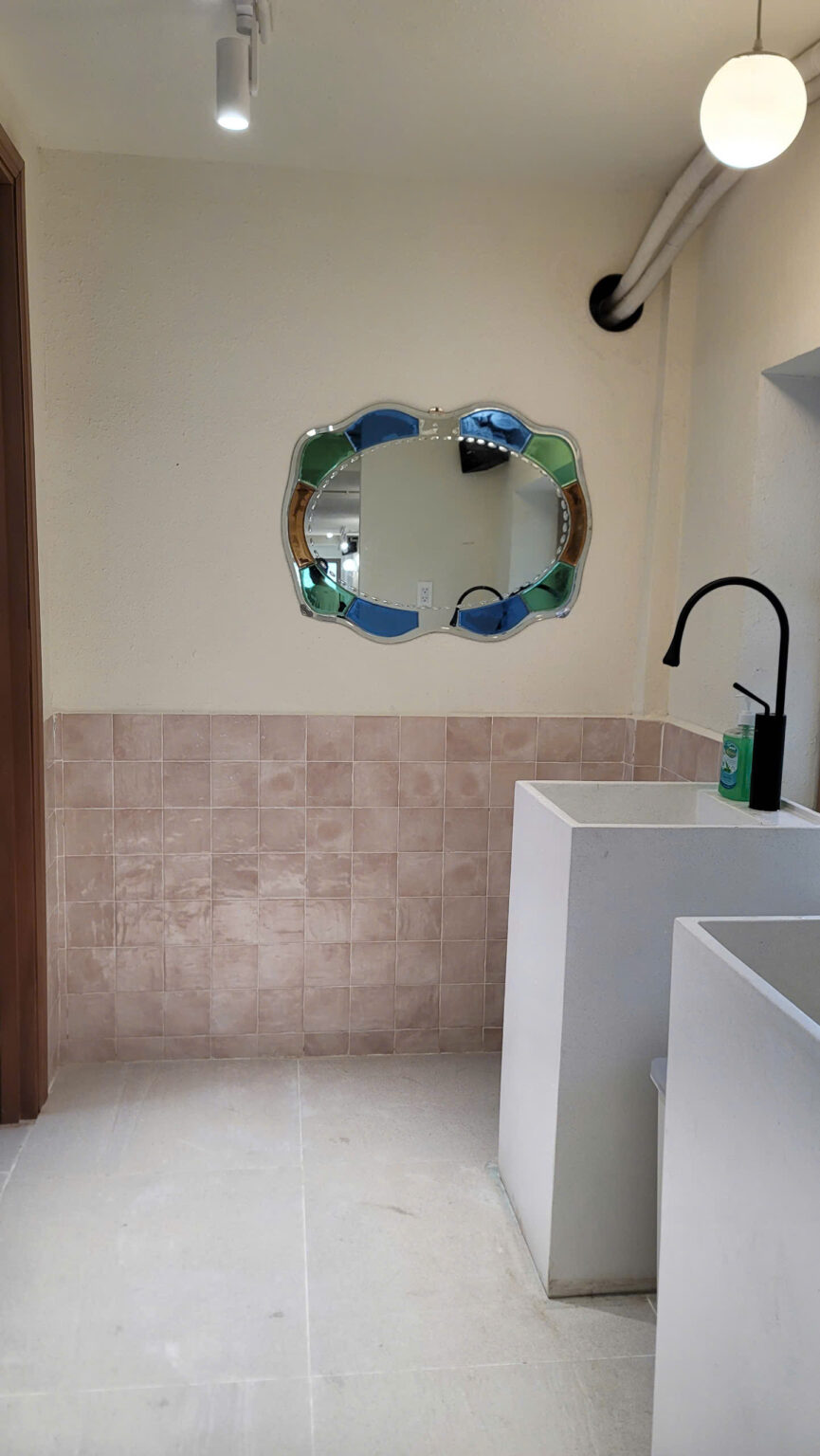 Gạch hình vuông truyền thống ốp chân nhà vệ sinh