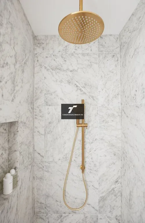 Gạch ốp tường giả đá cẩm thạch Carrara của tôngkhogachnhap được sử dụng trong phòng tắm đứng