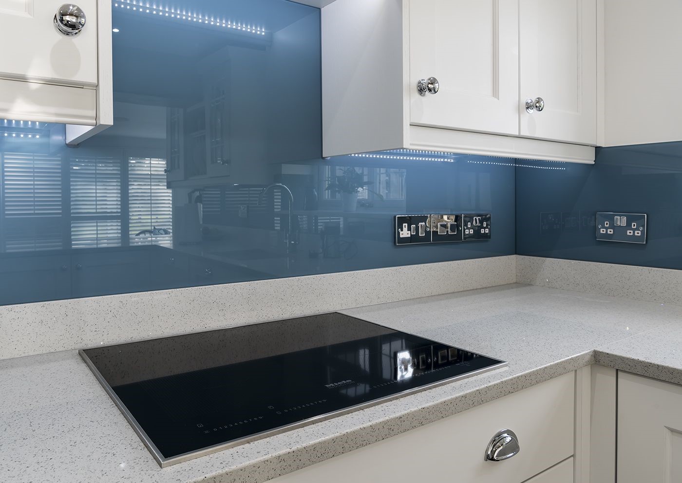 Kính ốp bếp nhà phố, chung cư nhưng không gian nhỏ hẹp sẽ làm không gian rộng và sáng hơn