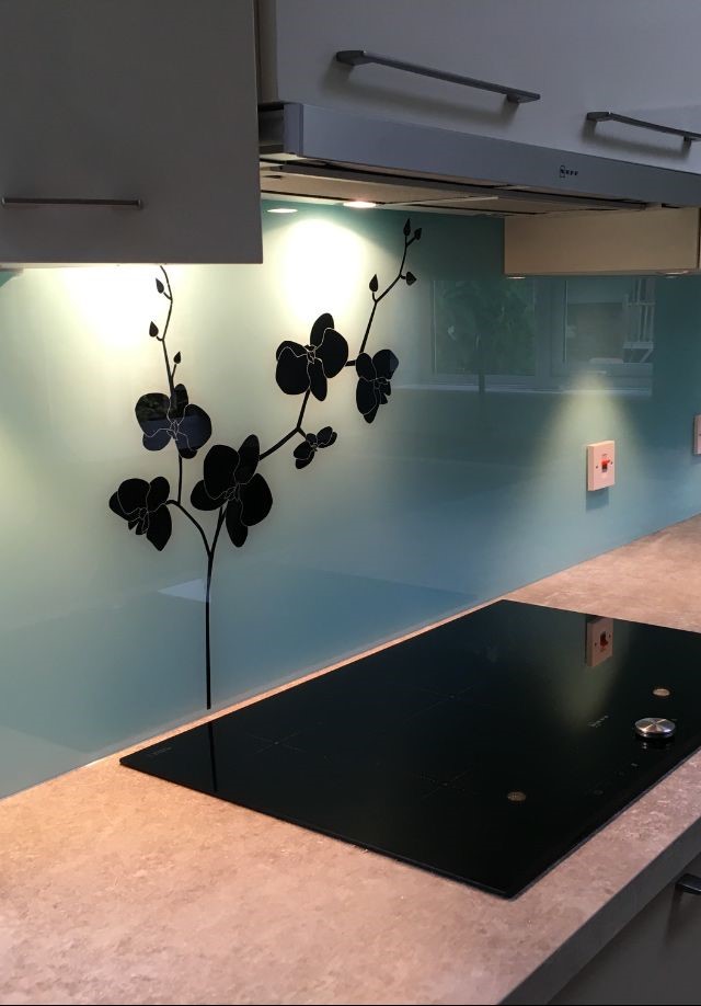 Kính ốp bếp sẽ giảm thời gian đáng kể khi vệ sinh, giúp nhà bếp luôn sạch sẽ