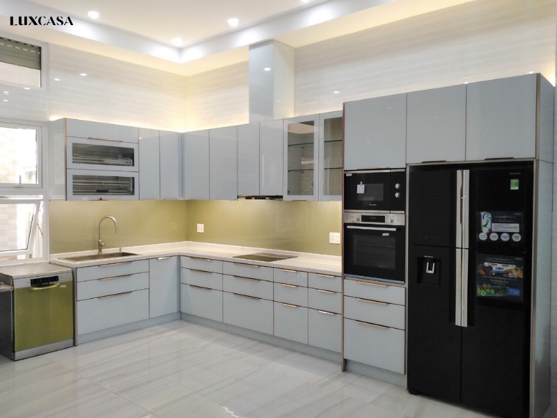 Kính màu vàng ốp tường nhà bếp