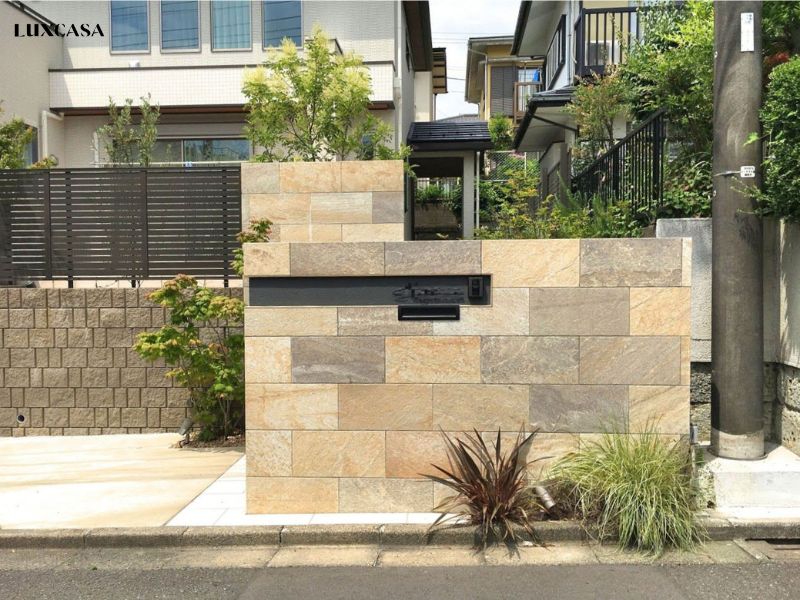 Mẫu gạch ốp mặt tiền nhà giả đá có nhiều màu sắc random tạo ra sự ấn tượng cho khách và người qua đường